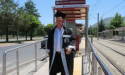 Tramvay durağından üniversiteye uzanan yolculuk