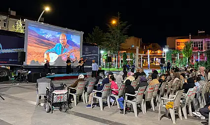 Türkülerle başladı, sinemayla devam etti! Tomarza'da renkli gece