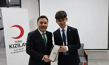 Vali Çiçek'i duygulandıran hediye: 50 öğrenciden 10 yıllık sır