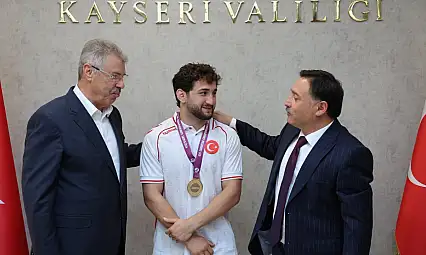 Vali Çiçek, milli sporcuyu makamında tebrik etti