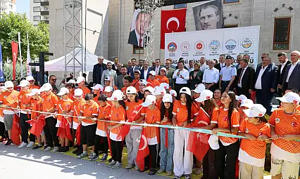Vali'den açılışta Başkan Yalçın'a övgü yağdı!