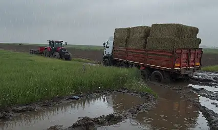 Yağışlar nedeniyle TIR'lar çamura saplandı. Çiftçiler Büyükşehir'e çağrı yaptı