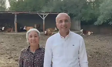 'Yem alamıyoruz' dedi, Aşkın Genç o üreticiyi ziyaret etti