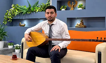 YENİ Parti İl Başkanı sazı eline aldı! Büyük üstadı böyle andı