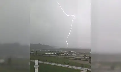 Yıldırımın düşme anı objektiflere yansıdı