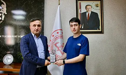 YKS'de Türkiye 6'ncısı olan Kayserili öğrenciye plaket