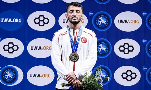 Kayserili güreşçi dünya kürsüsünde: Madalya ile döndü