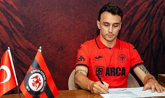 Kayserispor'un eski kaptanı yeni takımına imza attı