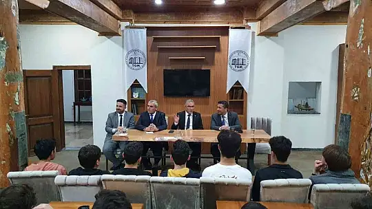 Müdür öğrencilerle sohbet etti...
