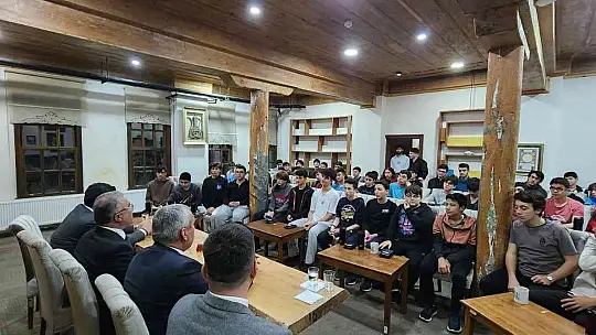 Müdür öğrencilerle sohbet etti...