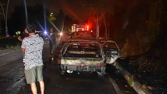 Adana'da otomobil alev alev yandı