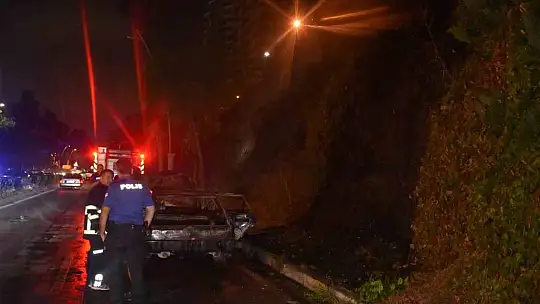 Adana'da otomobil alev alev yandı