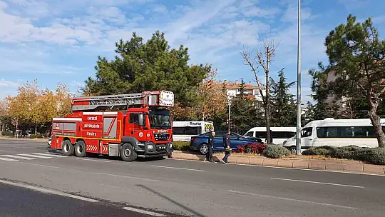 Otomobil ağaca çarptı