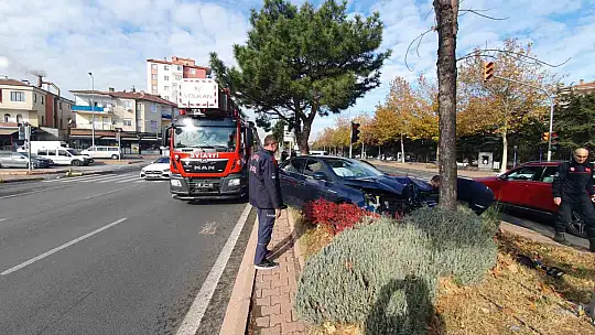Otomobil ağaca çarptı