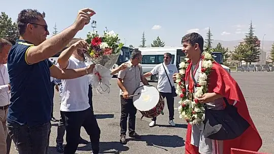 Şampiyon coşkuyla karşılandı