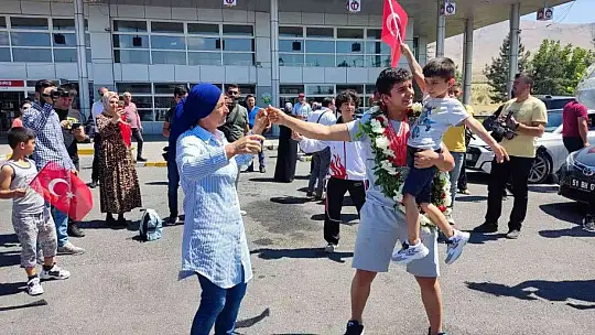 Şampiyon coşkuyla karşılandı
