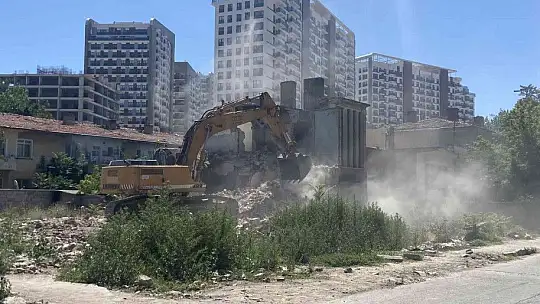 Sahabiye'de metruk binalar yıkılıyor