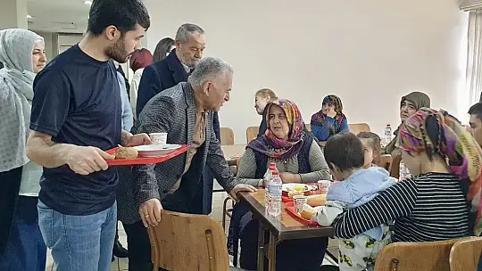 Büyükkılıç, depremzedeleri ziyaret edip, çocuklarla ilgilendi