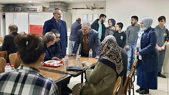 Büyükkılıç, depremzedeleri ziyaret edip, çocuklarla ilgilendi