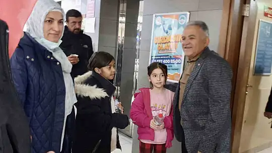 Büyükkılıç, depremzedeleri ziyaret edip, çocuklarla ilgilendi