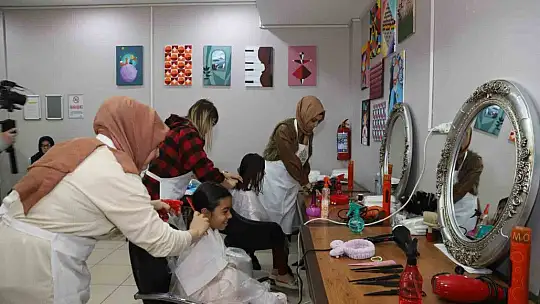 Büyükkılıç, depremzedeleri ziyaret edip, çocuklarla ilgilendi