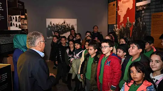 Minik Öğrencilerin, Başkanla Milli Mücadele Müzesi ziyareti