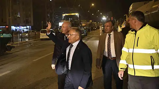 Başkan Büyükkılıç, personelin gece mesaisini yerinde inceledi