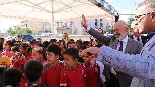 Çolakbayrakdar, çocuklara hediye dağıttı