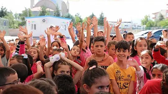Çolakbayrakdar, çocuklara hediye dağıttı