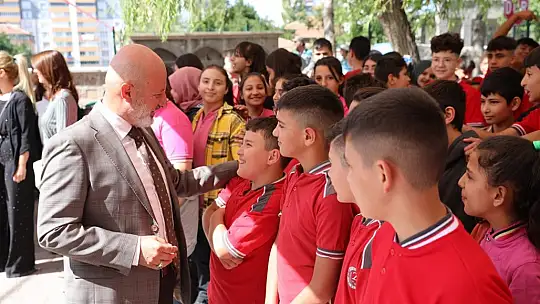 Çolakbayrakdar, çocuklara hediye dağıttı