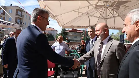 Çolakbayrakdar, çocuklara hediye dağıttı