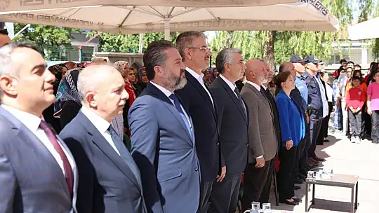 Çolakbayrakdar, çocuklara hediye dağıttı