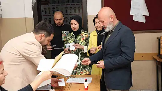 Çolakbayrakdar, oyunu ailesiyle birlikte kullandı