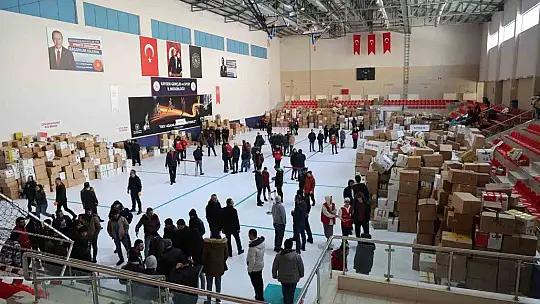 Avrupa'dan 5 tır yardım malzemesi geldi