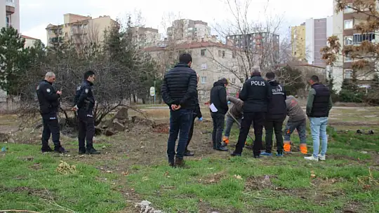 Boş arazide dua eden şahıs ekipleri harekete geçirdi
