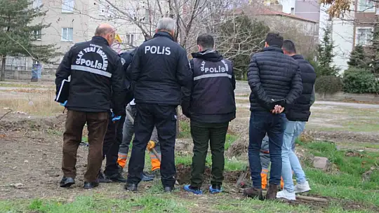 Boş arazide dua eden şahıs ekipleri harekete geçirdi