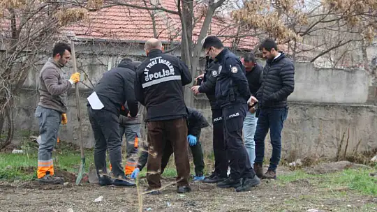 Boş arazide dua eden şahıs ekipleri harekete geçirdi