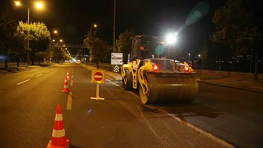 Belediyeden 50 personel ve 30 iş makinası ile gece mesaisi