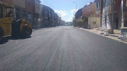 O ilçeye 7 bin ton asfalt serimi