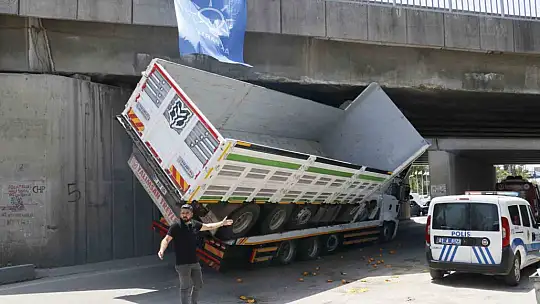 Çekicinin üzerindeki kamyon otoyol köprüsüne sıkıştı