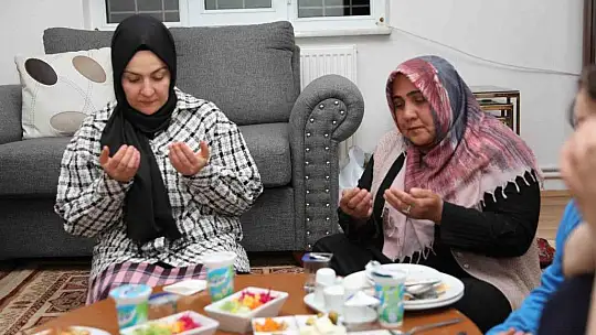 İftarda depremzede ailenin misafiri oldular