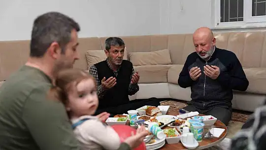 İftarda depremzede ailenin misafiri oldular