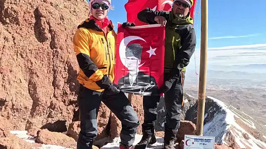 75 dağcıdan zirve tırmanışı