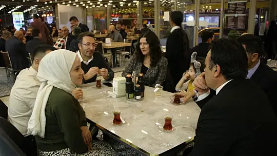 Depremzede öğretmenler yemekte buluştu