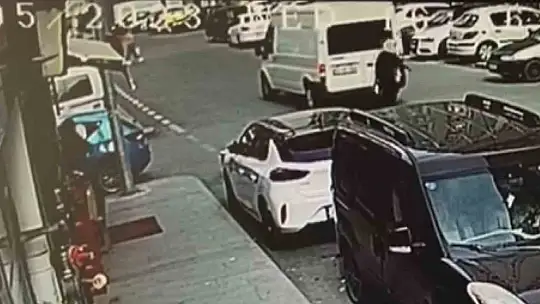 Geri geri gelirken yayaya çarptı...