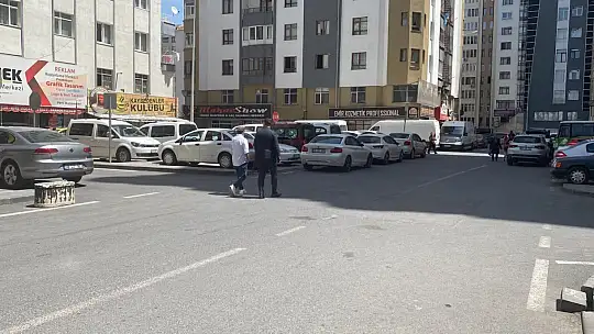 Geri geri gelirken yayaya çarptı...