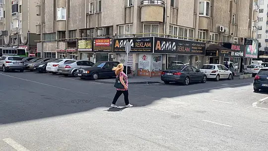 Geri geri gelirken yayaya çarptı...