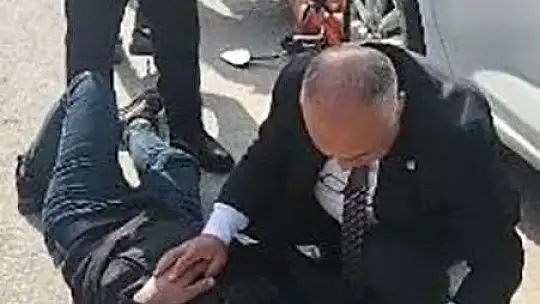 Doktorun otomobiline çarptı, ilk müdahaleyi doktor yaptı