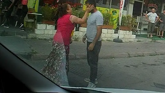 Eli sopalı kadın önüne gelen erkeği dövdü