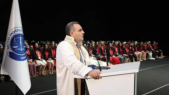 Hukuk Fakültesi'nde mezuniyet sevinci